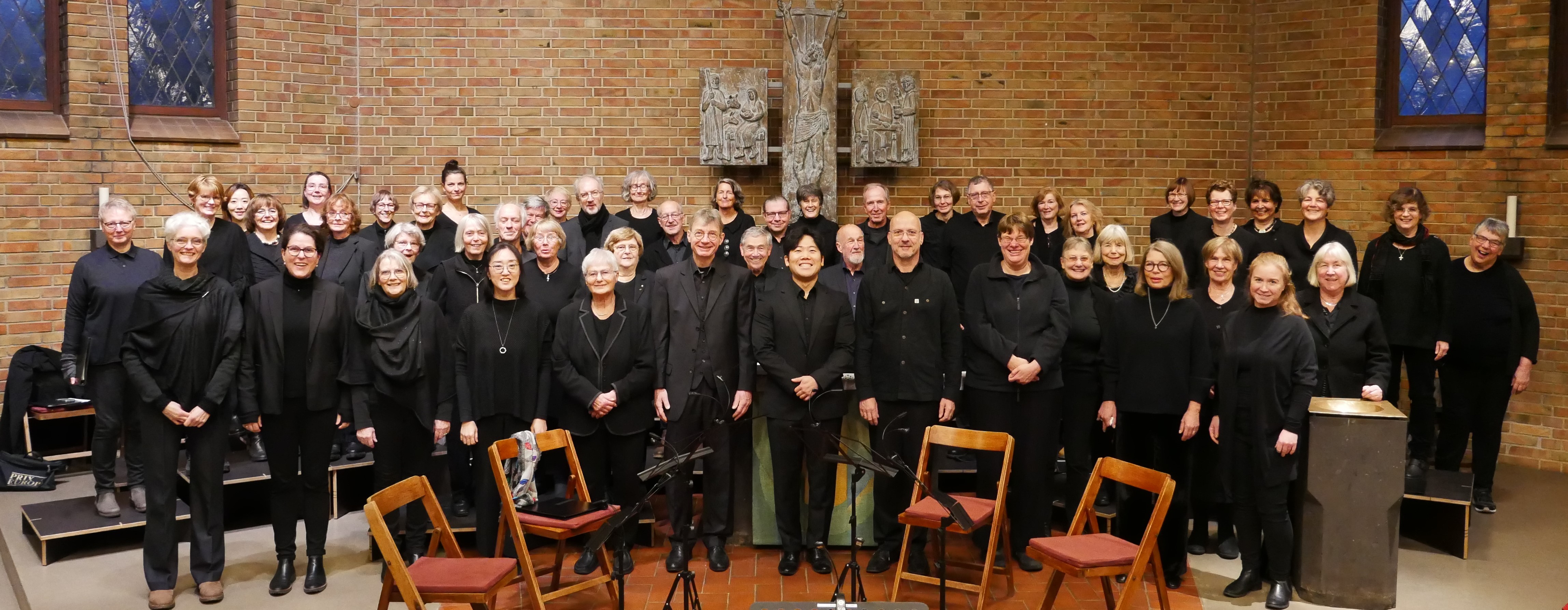 Die Sängerinnen und Sänger des Projektchores Oberalster im Alterraum der Matthias-Claudius-Kirche 