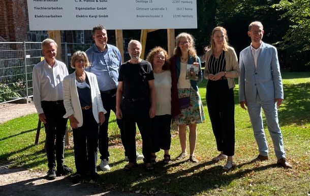 Unsere Pastores Richard Tockhorn und Susanne von der Lippe, Finanzsenator Andreas Dressel, Friedrich Prager, Ingrid Prager (Kirchengemeinderat), Annette Piening, Bundestagsabgeordnete Dorothee Martin, Peter Ochs (ehemals Kirchengemeinderat Bergstedt) am 28.08.2024 vor der Bergstedter Kirche Vordergrund