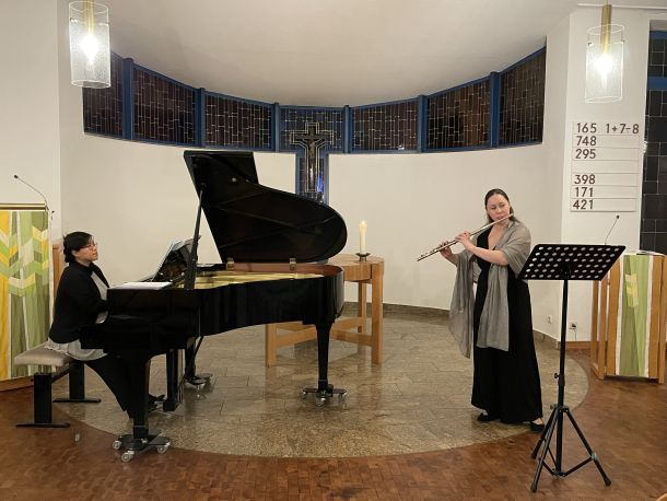 Die Musikerinnen Yumi Jendruszewski und Silke Friedrich während des Konzertes in der Jubilate Kirche (Foto Rosemarie Schöch)